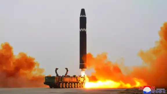Corea del Norte muestra su poderío nuclear y balístico ante las naciones
