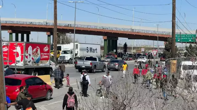 Migrantes intentaron cruzar a Estados Unidos desde Ciudad Juárez, pero fueron devueltos por agentes de la Patrulla Fronteriza