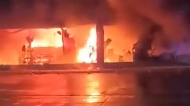Hombres armados amenazaron a empleados del Oxxo para sacarlos de la tienda y prender fuego