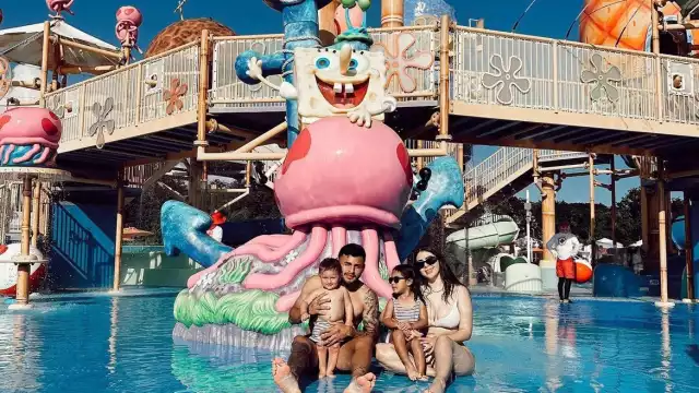 Alexis Vega publicó unas fotos en sus redes sociales en las que se observa disfrutando de su familia y sus vacaciones