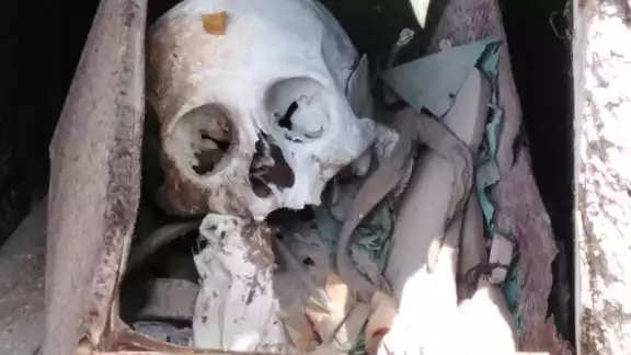 Macabra exhibición de osamentas, las bóvedas están abandonadas, los propietarios no les dan mantenimiento, esta es la imagen ahora que se avecinan los Fieles Difuntos Macabra exhibición de osamentas, las bóvedas están abandonadas, los propietarios no les dan mantenimiento, esta es la imagen ahora que se avecinan los Fieles Difuntos
