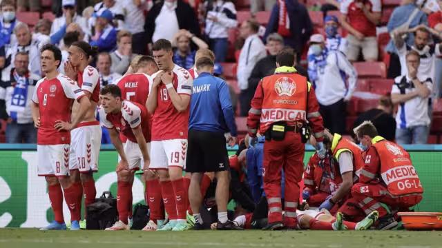 Compañeros de Christian Eriksen se acercaron al él cuando se percataron que se había desplomado