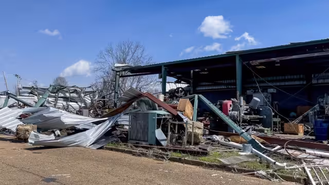 Un tornado y fuertes tormentas eléctricas azotaron Mississippi dejando al menos 23 muertos, decenas de heridos y cuatro desaparecidos