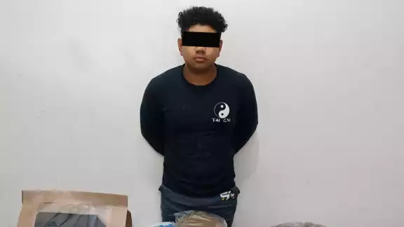 El detenido portaba además de las armas y drogas, cargadores, los cuales fueron puestos a disposición de las autoridades