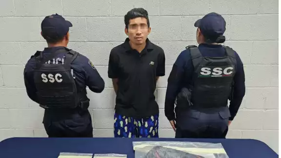 Entre sus pertenencias de encontraron cantidades de hierba seca, similares a la marihuana