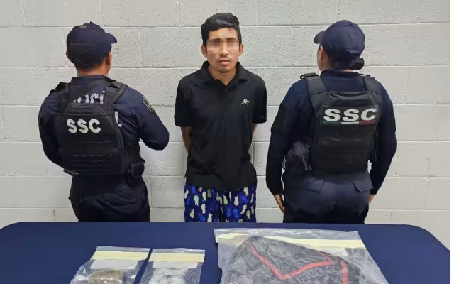 Entre sus pertenencias de encontraron cantidades de hierba seca, similares a la marihuana