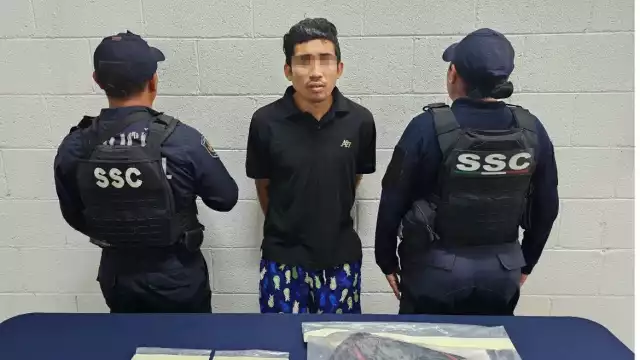 Entre sus pertenencias de encontraron cantidades de hierba seca, similares a la marihuana