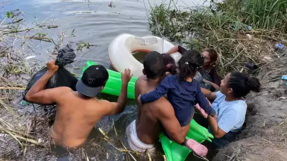 Migrantes se lanzan al río Bravo para llegar a EU ante desesperación