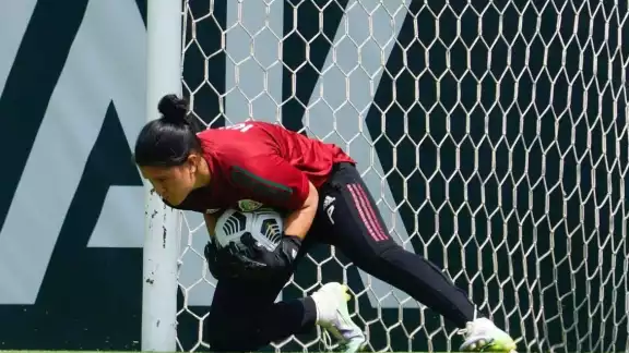 Fedra Renatta Cota Muñoz es originaria de Cancún, y ahora la guardameta del América Femenil fue elegida para ingresar a la Selección Mexicana Femenil Sub-17 Fedra Renatta Cota Muñoz es originaria de Cancún, y ahora la guardameta del América Femenil fue elegida para ingresar a la Selección Mexicana Femenil Sub-17