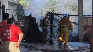 Incendio provoca pánico y deja dos casas calcinadas en José María Morelos