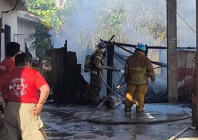 Los bomberos combatieron el incendio y lograron sofocarlo.