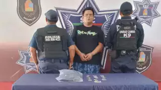 Canino de la SSC en Cancún detecta a un hombre que portaba droga en una terminal de autobuses