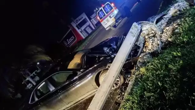 Se presume el pavimento mojado causó que el conductor perdiera el control