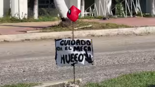 Spider-Man “alerta” enorme bache en el malecón de Champotón