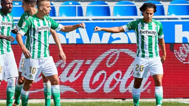 Cristián Tello y Diego Lainez en el triunfo del Betis sobre el Alavés (@_Analistas)