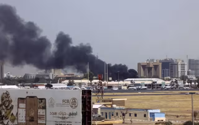 Aviones destrozados y cientos de heridos son las consecuencias de los enfrentamientos entre el Ejército y fuerzas paramilitares en Sudán