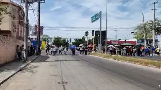 Maestros bloquean avenida Insurgentes en Chetumal  para continuar manifestaciones