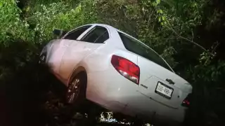 Conductor abandona su coche después de accidentarse en Felipe Carrillo Puerto