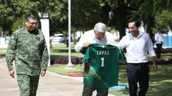 Mauricio Vila subió fotografías en sus redes sociales en las que se observa el momento en el que le entrega los regalos a AMLO