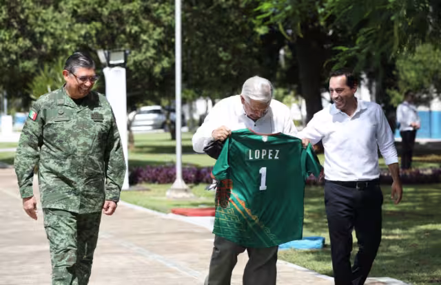 Mauricio Vila subió fotografías en sus redes sociales en las que se observa el momento en el que le entrega los regalos a AMLO