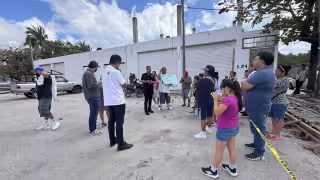  “Hemos reportado varias veces y solo revisan": Vecinos de la SM 64 de Cancún se manifiestan por problemas de drenaje