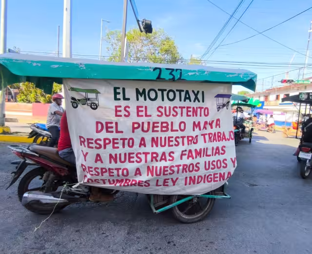 La protesta se realizó mientras concluía el desfile oficial encabezado por el Ayuntamiento