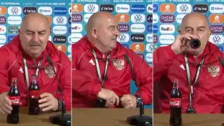 Técnico de la selección rusa hace parodia de Cristiano Ronaldo con la Coca-Cola
