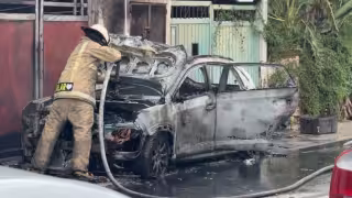 Auto estacionado se incendia en Ciudad del Carmen y termina en pérdida total