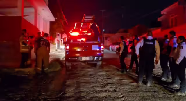 Paramédicos trasladan a sobreviviente grave tras incendio en Campeche