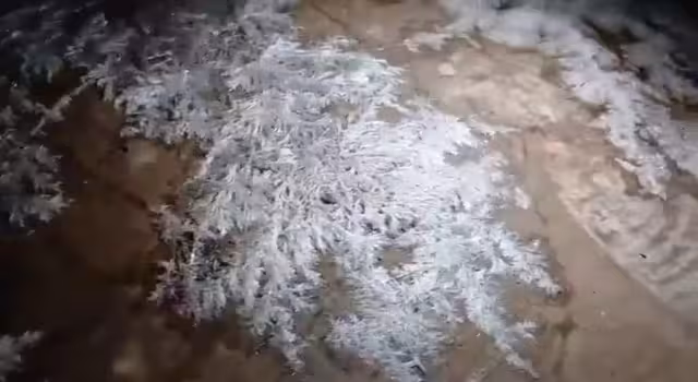El fenómeno fue registrado en video por los propios pobladores, quienes no salían de su asombro al ver cubierto de fino hielo el piso de una casa en plena región tropical