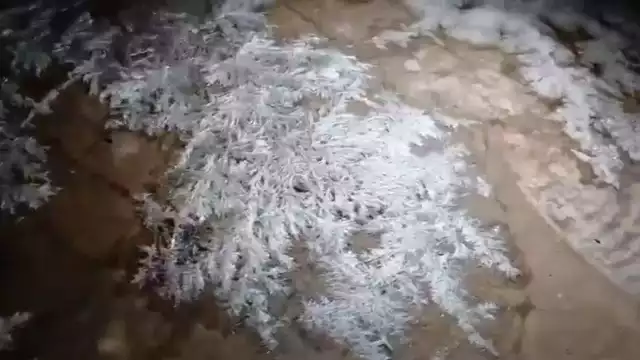 El fenómeno fue registrado en video por los propios pobladores, quienes no salían de su asombro al ver cubierto de fino hielo el piso de una casa en plena región tropical