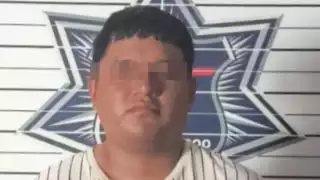 El sujeto intentó huir en su motocicleta, pero fue detenido por las autoridades