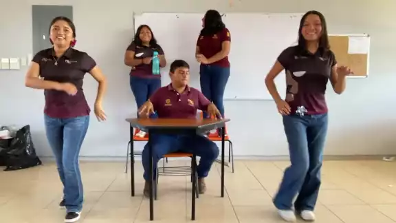 Estudiantes del CECyTEC en Alfredo V. Bonfil recrearon el show de El Pulpo y sus Teclados