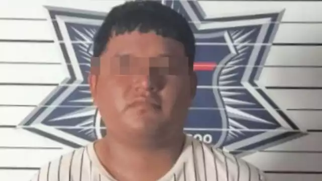 El sujeto intentó huir en su motocicleta, pero fue detenido por las autoridades