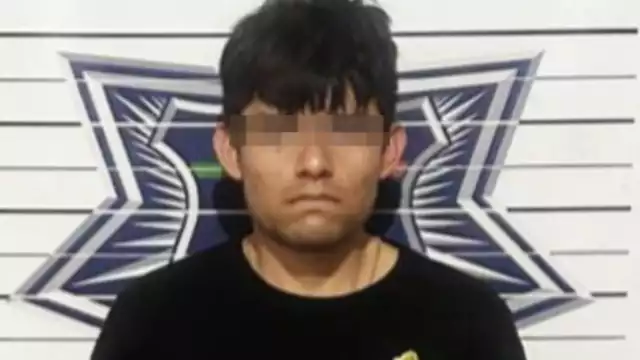 El detenido fue sorprendido intercambiando bolsitas transparentes con aparentemente droga