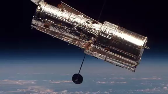 Hubble permanece en el espacio capturando estrellas y lejanas constelaciones