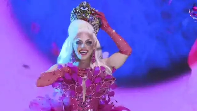 Fifí Estah recibió el cheque con el premio económico que podrá disfrutar