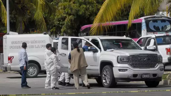 A plena luz del día, y en la Zona Hotelera de Cancún, ocurrió un doble asesinato en Playa Tortugas, a la vista del turismo