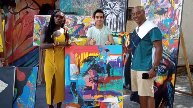 “Vincent tiene seguridad para vender sus obras. Desde que nació sonriendo es un niño exitoso, genial, con una memoria increíble”, dijo su padre