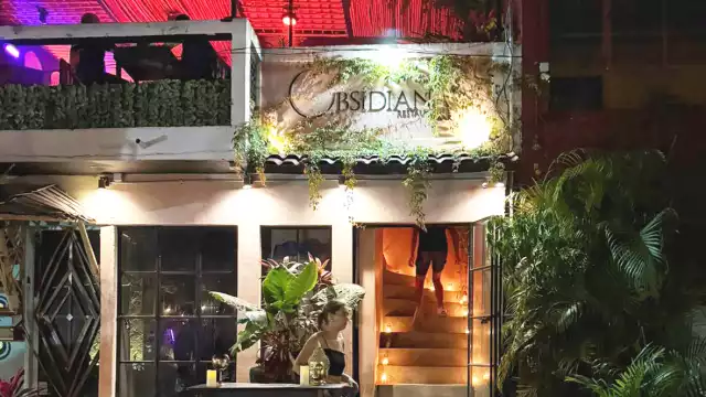 La turista sinaloense dijo que fueron golpeados por seis supuestos empleados del lugar e incluso, hubo presuntas amenazas de muerte