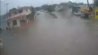 La Policía Estatal emitió un aviso vial por acumulación de agua en varias avenidas.