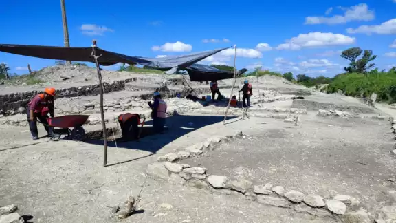 En las obras se descubrieron un taller lítico y el primer cementerio de la ciudad maya de Palenque En las obras se descubrieron un taller lítico y el primer cementerio de la ciudad maya de Palenque
