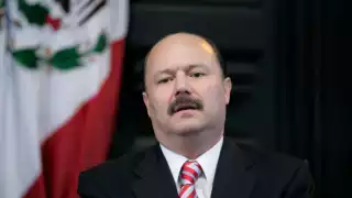 César Duarte arriba al hangar de la FGR en el Aeropuerto de la CDMX