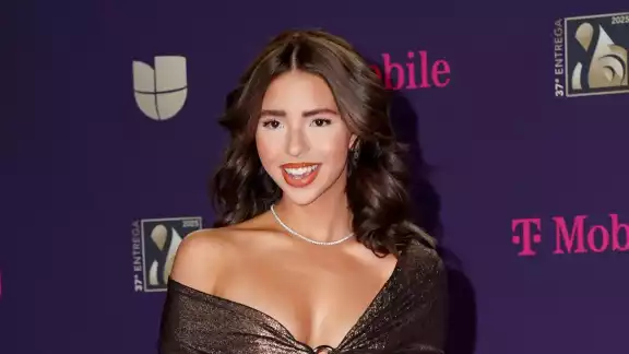 Nodal le habría pedido que se mostrara al natural... sin extensiones Nodal le habría pedido que se mostrara al natural... sin extensiones