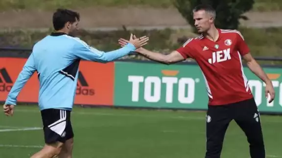 Así es como Santi Giménez, 'El Bebote', aprende de Robin Van Persie en el Feyenoord Así es como Santi Giménez, 'El Bebote', aprende de Robin Van Persie en el Feyenoord
