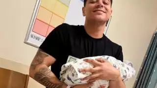 Eduin Caz compra carriola de 100 mil pesos a su bebé