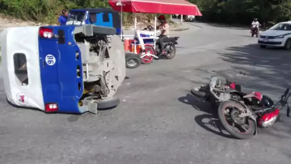 Los vehículos involucrados en el accidente sobre el Arco Vial de Cancún fuero levantados del asfalto Los vehículos involucrados en el accidente sobre el Arco Vial de Cancún fuero levantados del asfalto