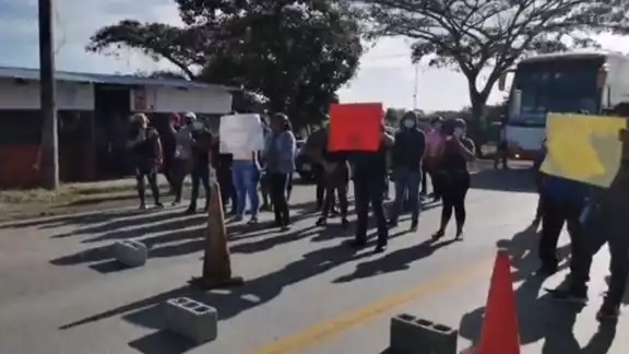 El bloqueo duró cerca de 3 horas en esta carretera estatal El bloqueo duró cerca de 3 horas en esta carretera estatal