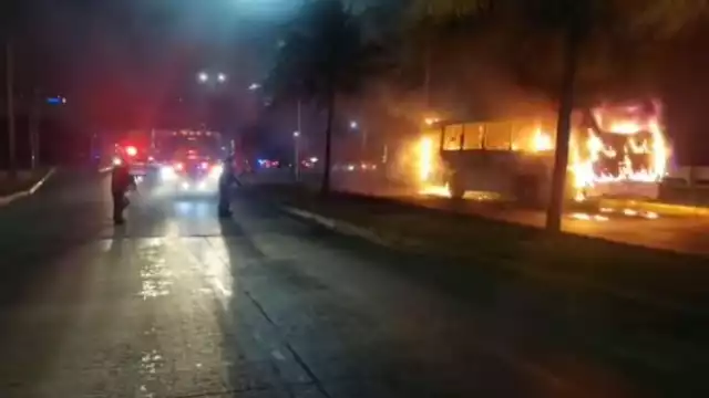 Un cortocircuito provocó el incendio de un autobús lo que causó caos vial en Cancún