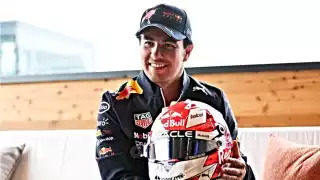 El piloto mexicano presentó el nuevo casco que usará para este fin de semana, donde la parte de atrás tiene un detalle especial